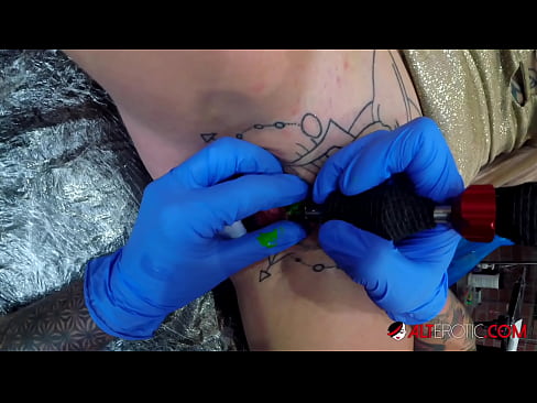 ❤️ Extremt tatuerade snyggingen Sully Savage fick en tatuering på sin klitoris ❤️❌ Anal video at us ﹏